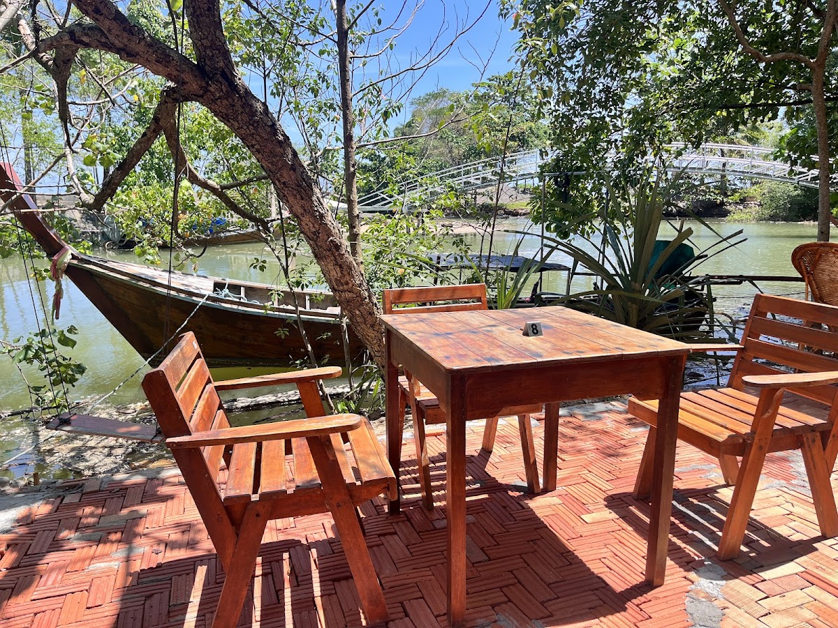 Seafood Restaurant Kruaw Rim Lay